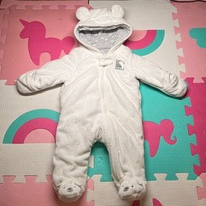 White polar bear snowsuit 🐻‍❄️ 🤍 0-3 months